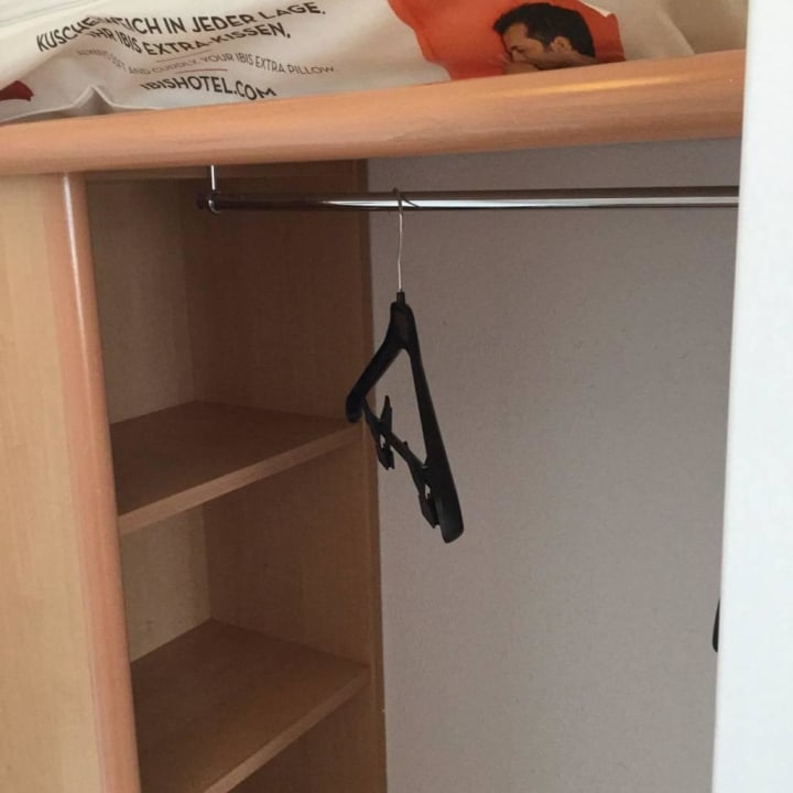 Ablage statt Schrank Ibis Hamburg Alster Centrum Hotel