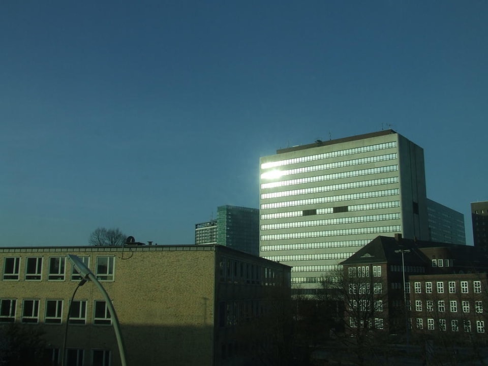 Strassenseite bei Sonnenaufgang Novotel Hamburg City Alster