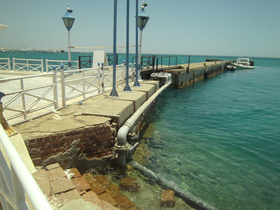 Steg....und man sollte genauer hinschauen - Rohre. The Grand Hotel Hurghada