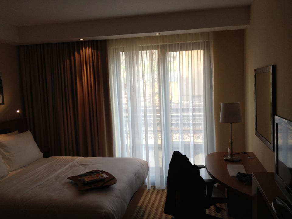 Ausblick auf die Schienen Hampton by Hilton Berlin City West