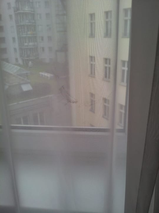 Flecken in den Gardinen acom Hotel Berlin Kurfürstendamm