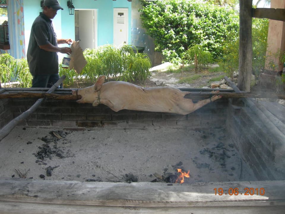 Schwein am Spieß Hotel Playa Pesquero