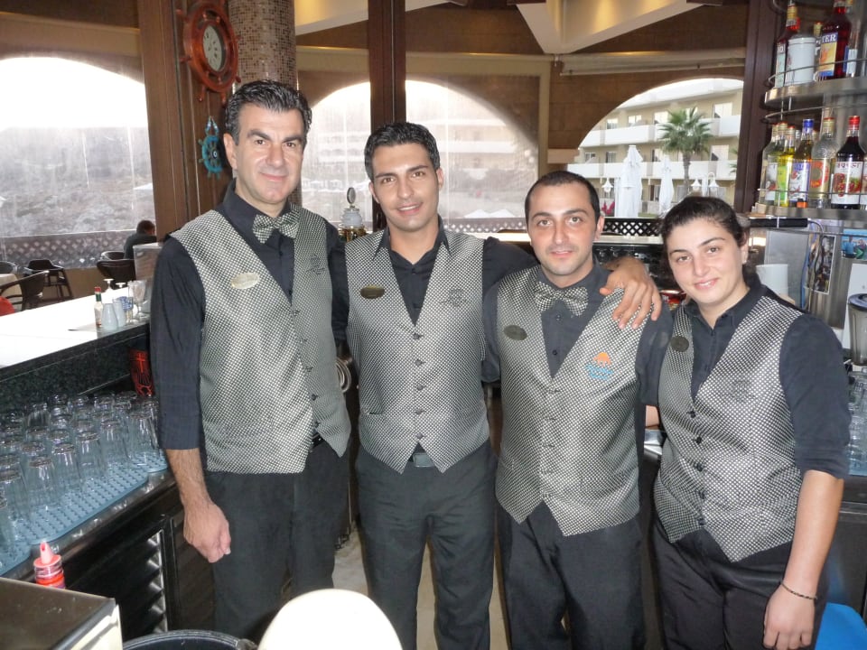 Das Dreamteam der Main-Bar am Abend Hotel Kalithea Horizon Royal