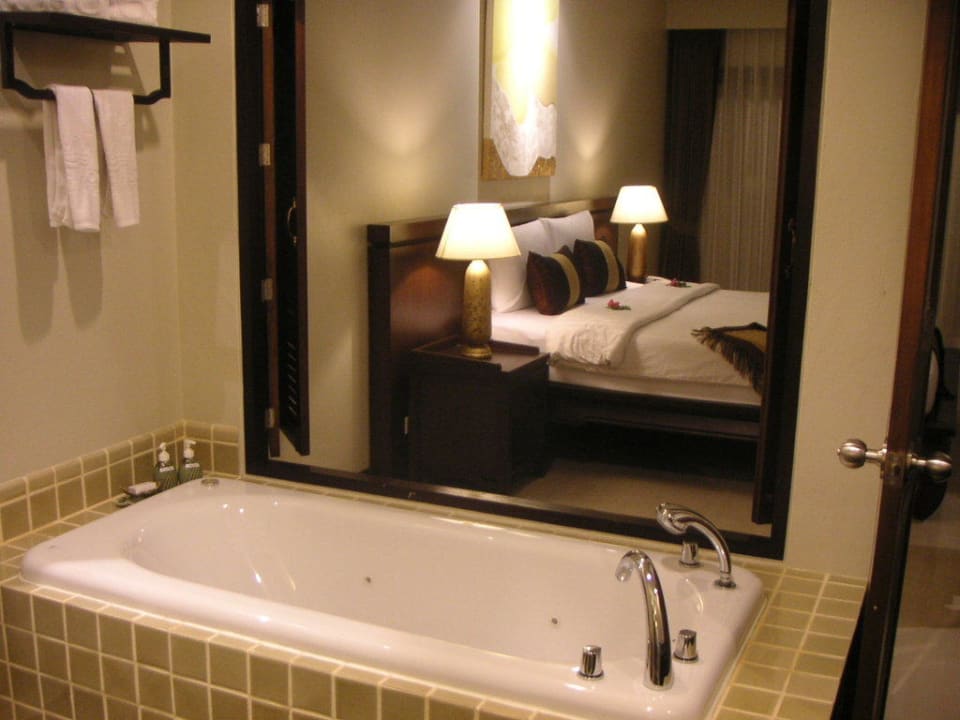 Wanne und Bett The Fair House Beach Resort