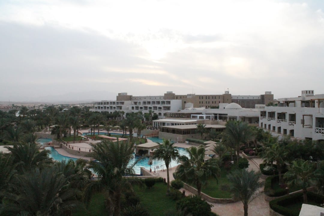 Weitläufige Anlage (Blick auf den Pool und das Restaurant) Fort Arabesque Resort, Spa & Villas