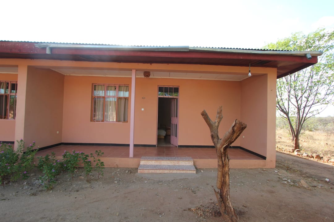 Na zewnątrz Turmi Lodge