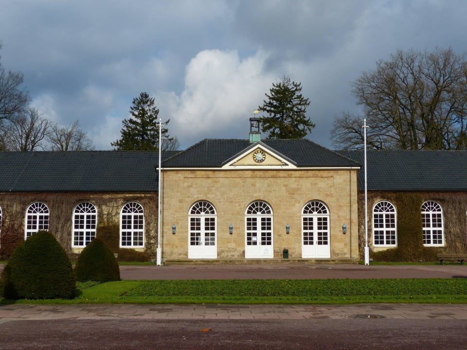 Eines der Häuser der Hotelanlage Gräflicher Park Health & Balance Resort