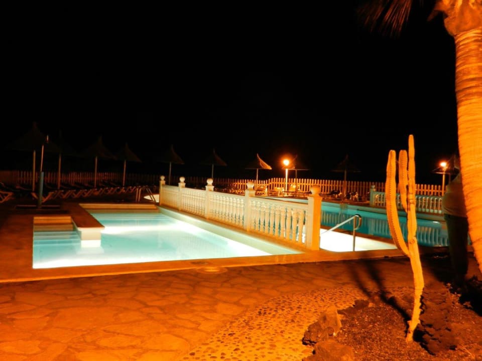 Basen w nocy. Melia La Palma Hotel