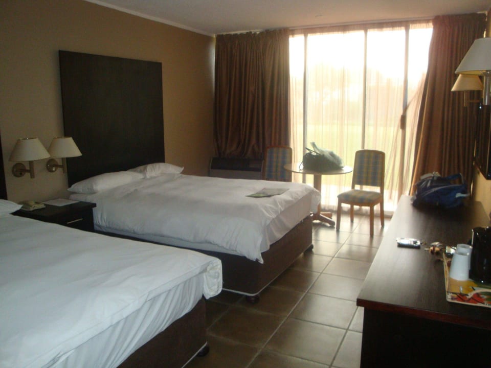 Großes Zimmer mit breiten Betten. Wilderness Beach Hotel