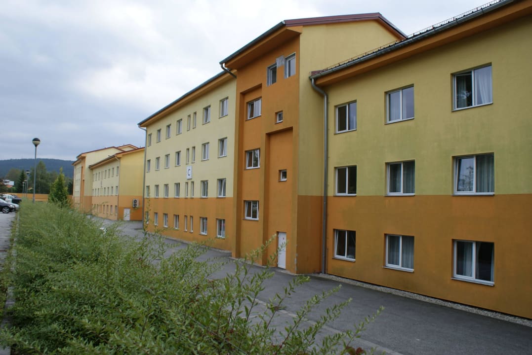 Wohnbereich Parkplatzseite Wellness Hotel Frymburk