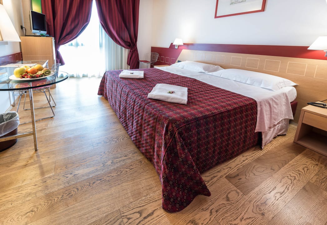 Zimmer West Point Airport Hotel