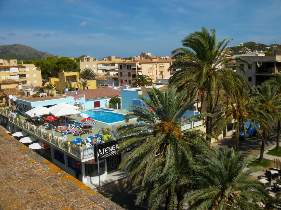 Auf den Pool vom Hostal Gami Hotel Bella Mar