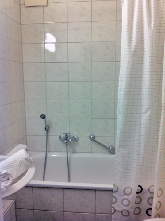 Leider keine Stange für die Duschbrause Hotel Vier Jahreszeiten