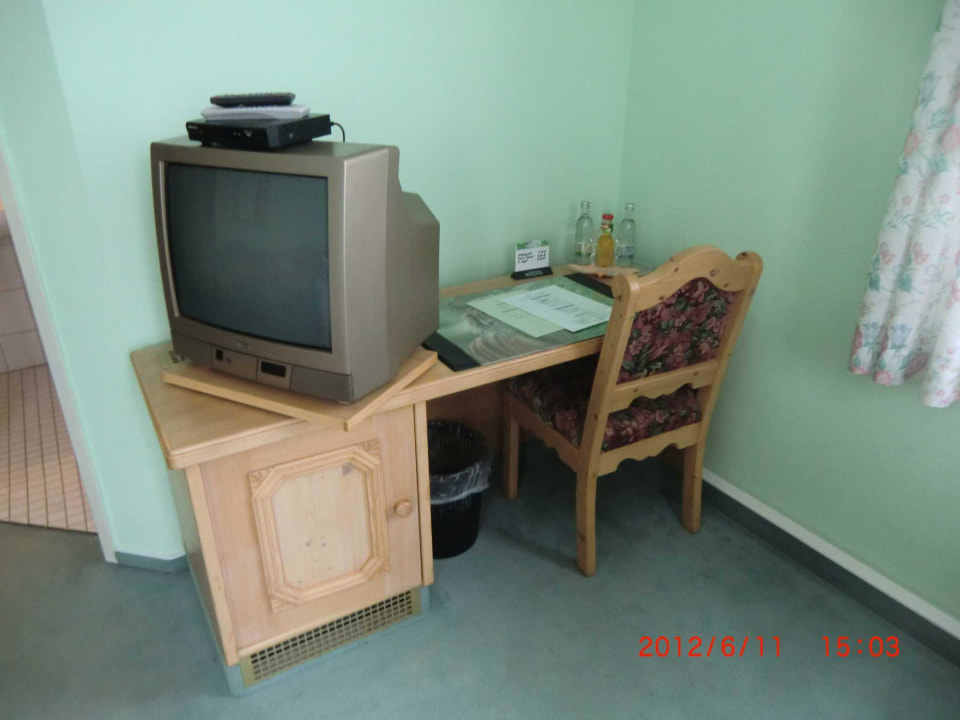 Schreibtisch und TV Skaras Landhaushotel