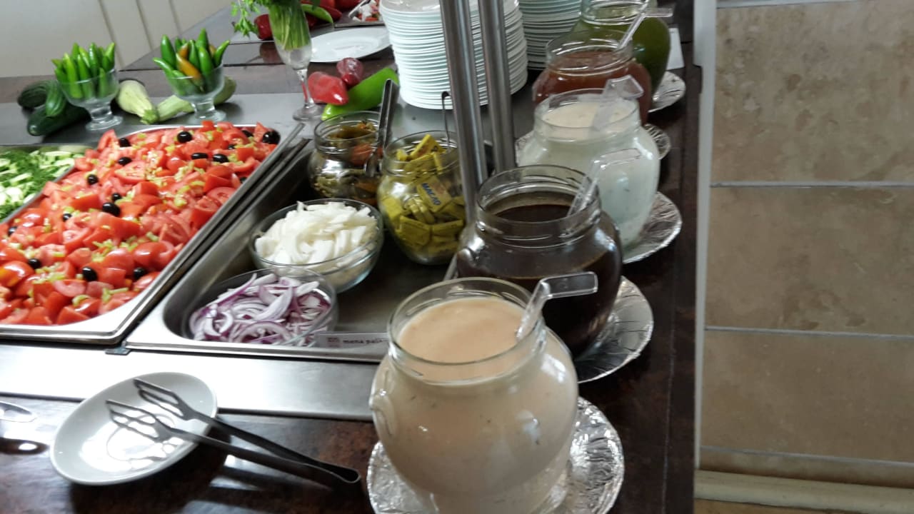 Diverse Saucen zum Salat Hotel Mena Palace