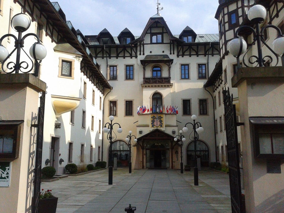 Vchod na nádvoří hotelu Chateau Monty Spa Resort