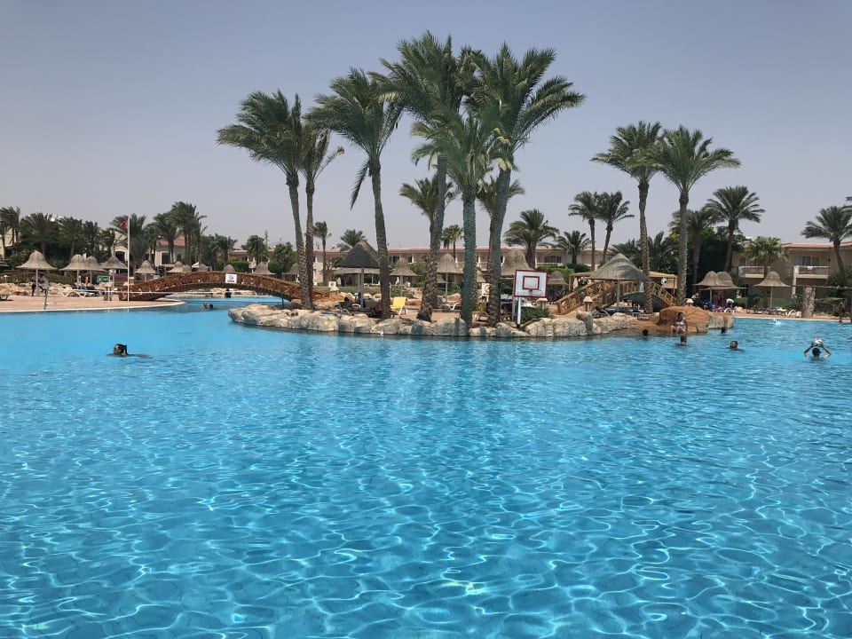 Pool Parrotel Beach Resort