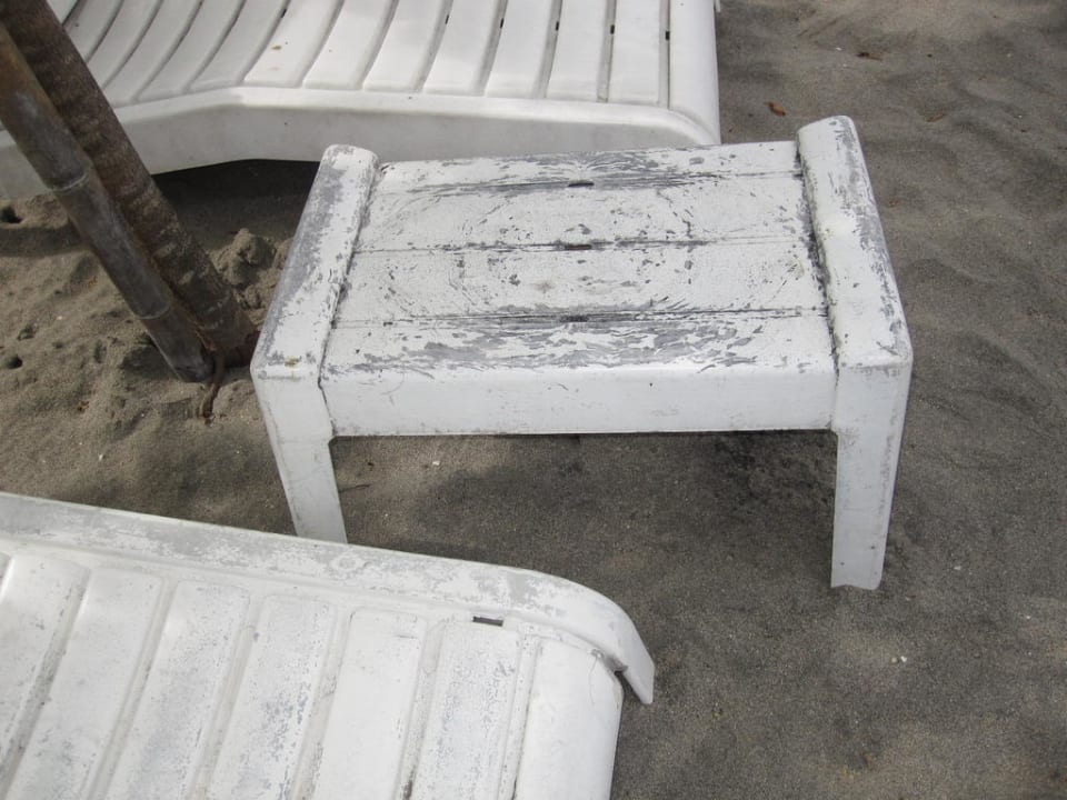 Zustand der Liegen und Tische am Strand Hotel Sheraton Senggigi Lombok Beach Resort