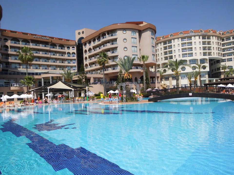 Blick über die Pool-Landschaft auf den Hotelkomple Arycanda Kirman Premium