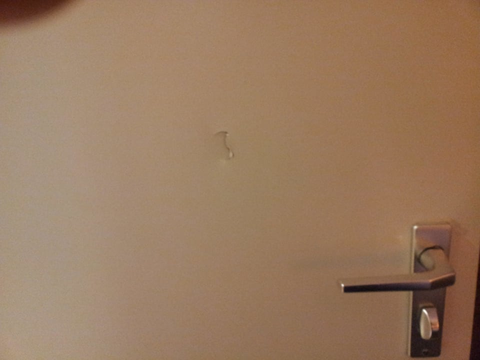 Loch in der Badtür acom Hotel Berlin Kurfürstendamm