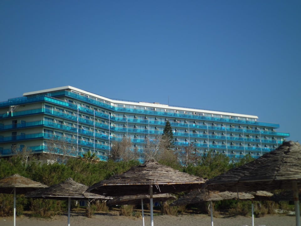 Außenansicht vom Strand aus Hotel Calypso Beach
