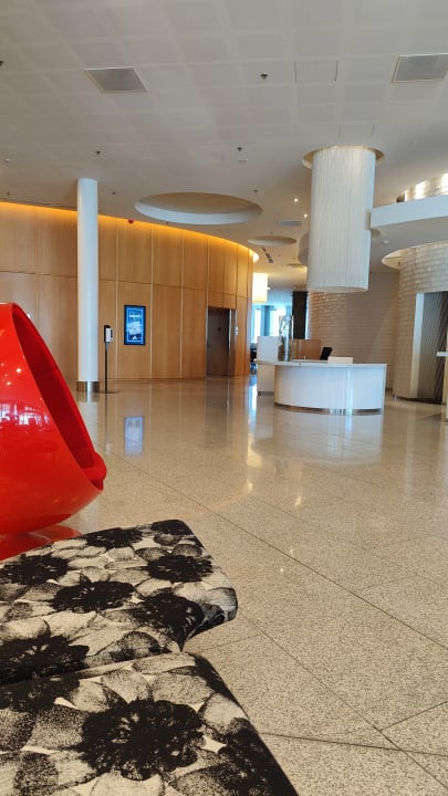 Lobby Hilton Helsinki Airport
