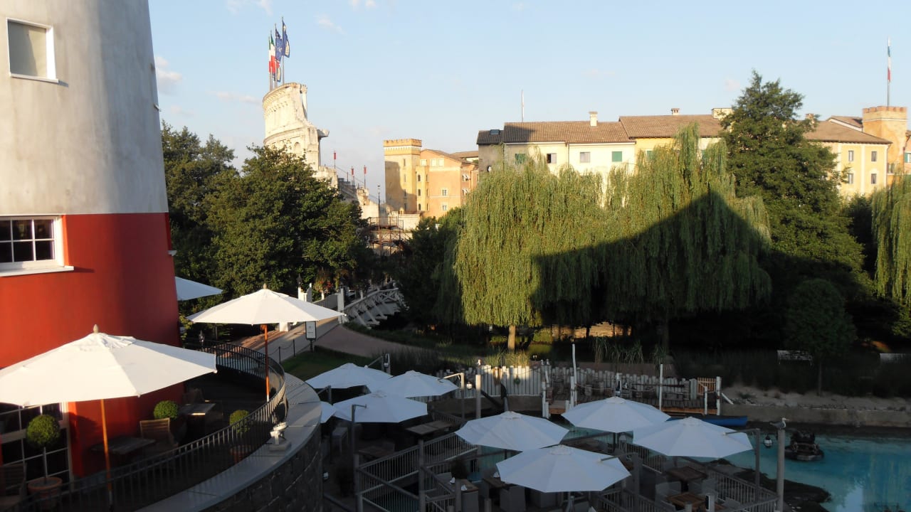 Ausblick aus dem Zimmer auf das Hotel "Colosseo" Hotel Bell Rock Europa-Park
