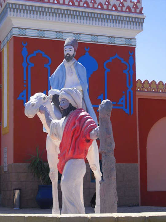 Vor dem Hotel Pickalbatros Alf Leila Wa Leila Resort - Neverland Hurghada