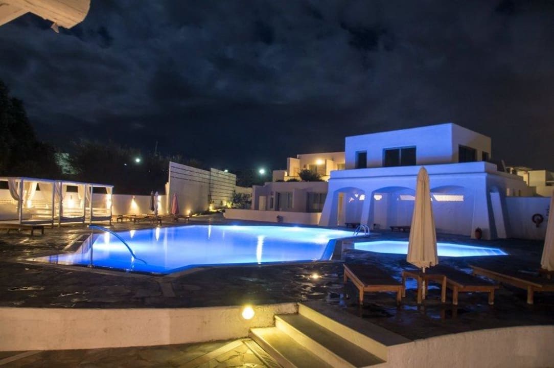 Der beheizte Pool bei Nacht Knossos Beach Bungalows Suites Resort & Spa