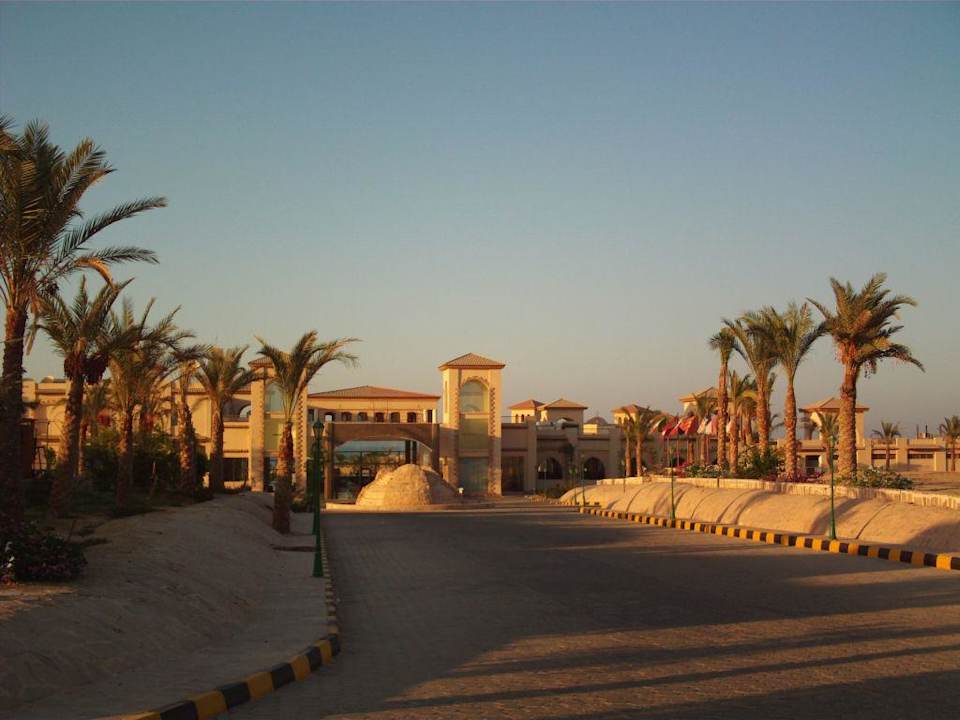 Der Eingang zur Hotelanlage Pensée Royal Garden Beach Resort