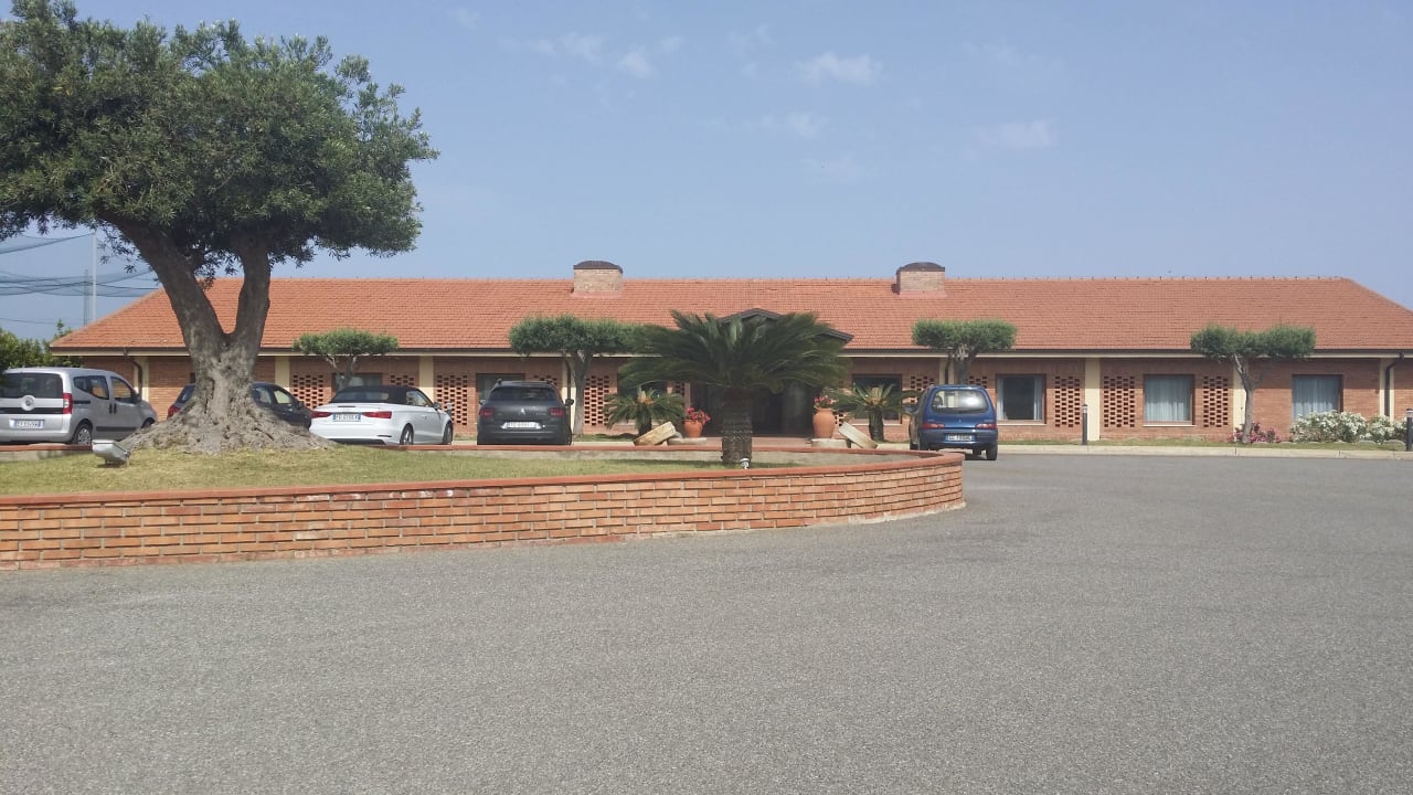 Eingangsbereich mit Parkplaetzen Il Parco Degli Ulivi