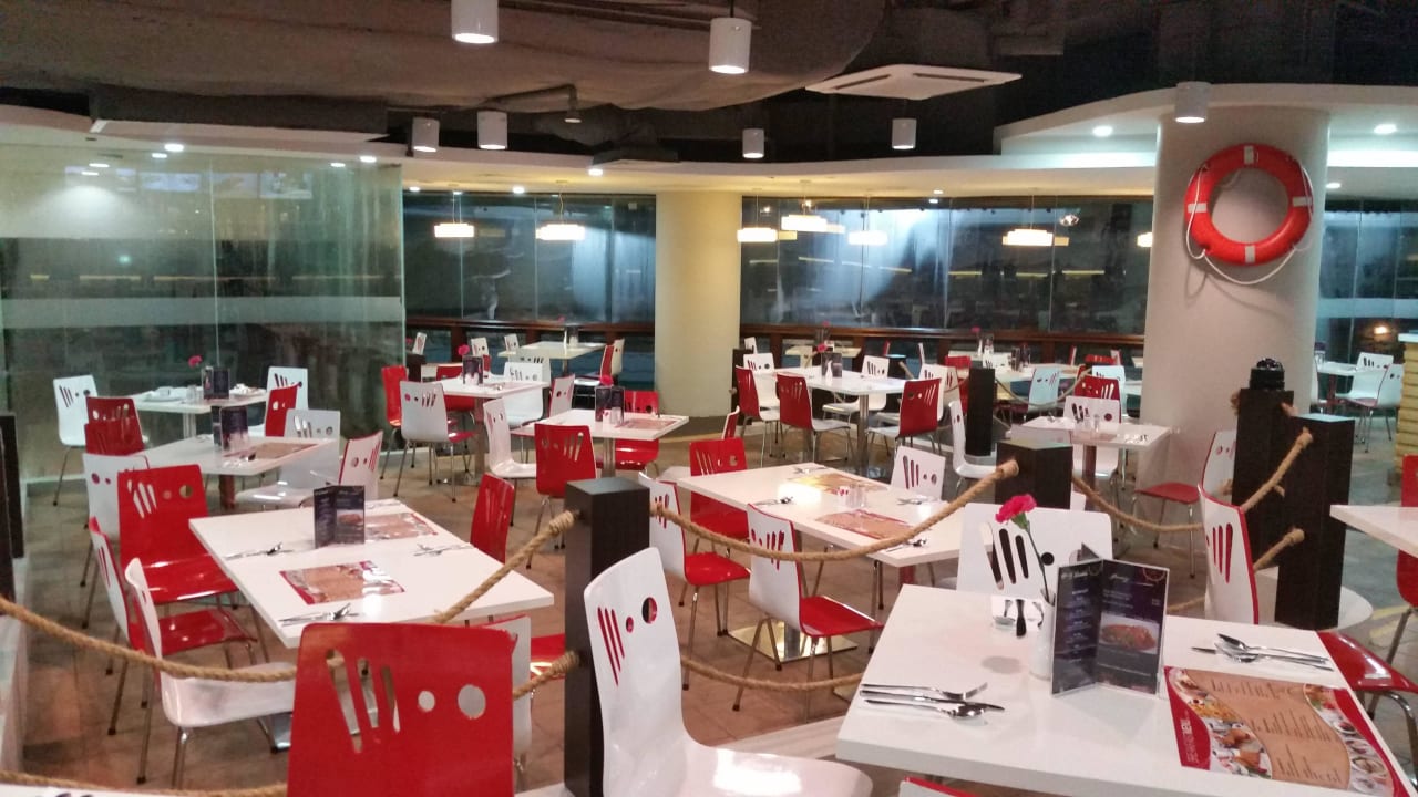 Frühstücksraum mit Blick auf Innenpool Hotel The Residence at Singapore Recreation Club