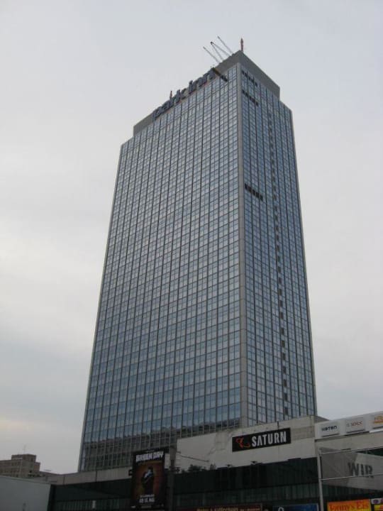 Vor dem Hotel Park Inn by Radisson Berlin Alexanderplatz