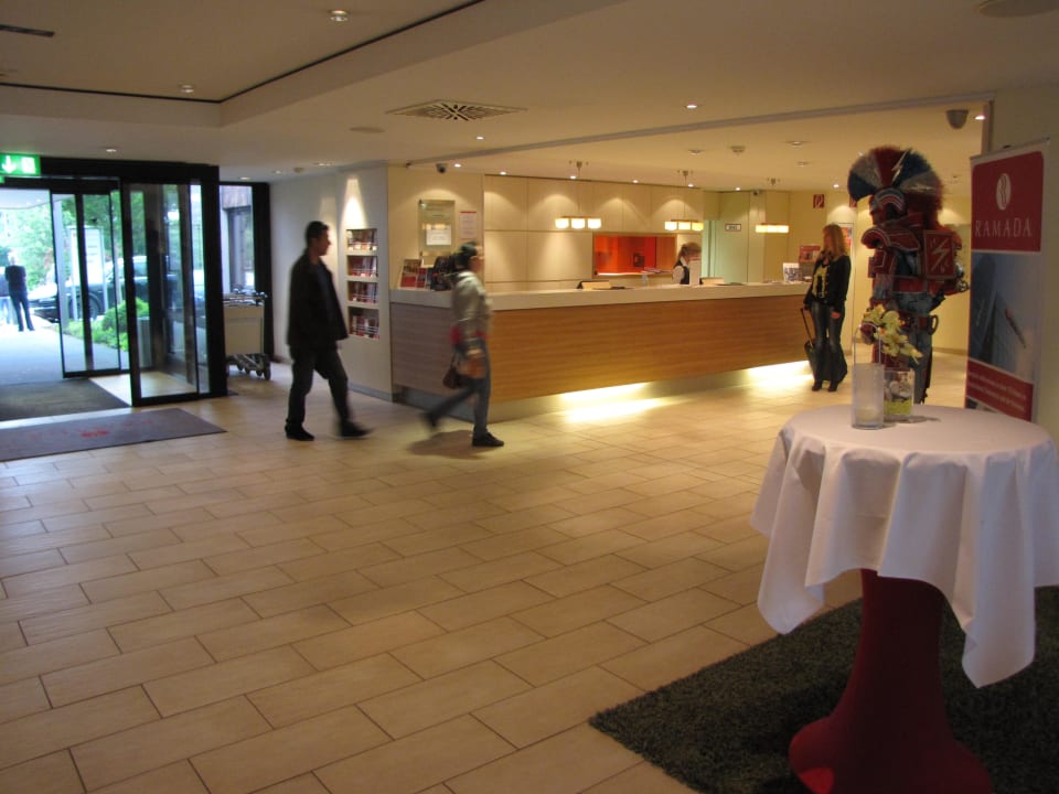Blick auf die Rezeption H+ Hotel Bochum