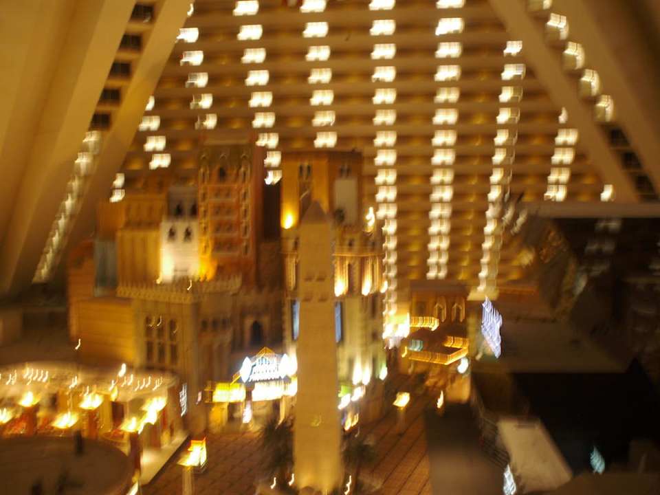 Blick von der 13. Etage ins Luxor Luxor Hotel & Casino