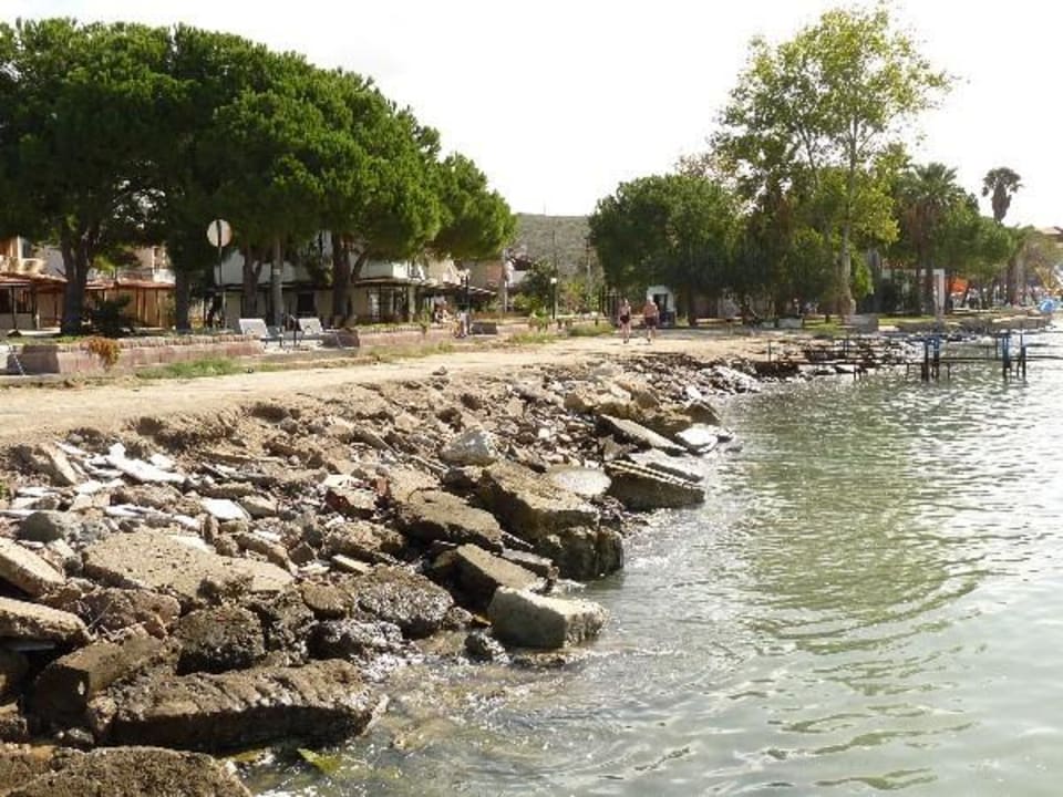 Links und rechts ausserhalb der Anlage Ephesia Holiday Beach Club