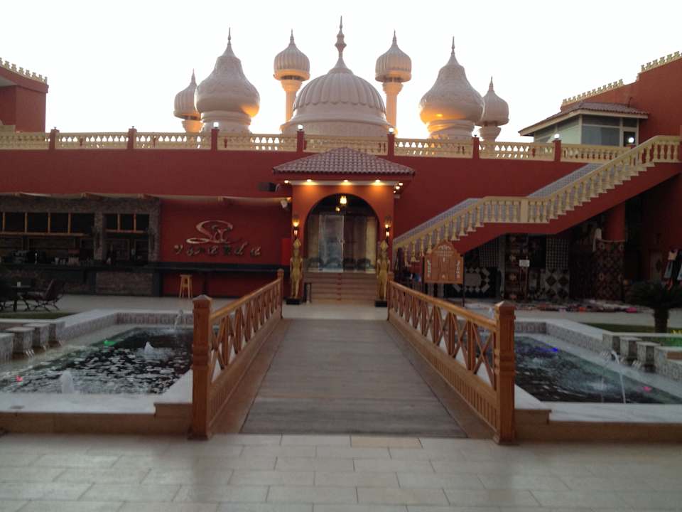 Zu dem Restaurant Pickalbatros Alf Leila Wa Leila Resort - Neverland Hurghada