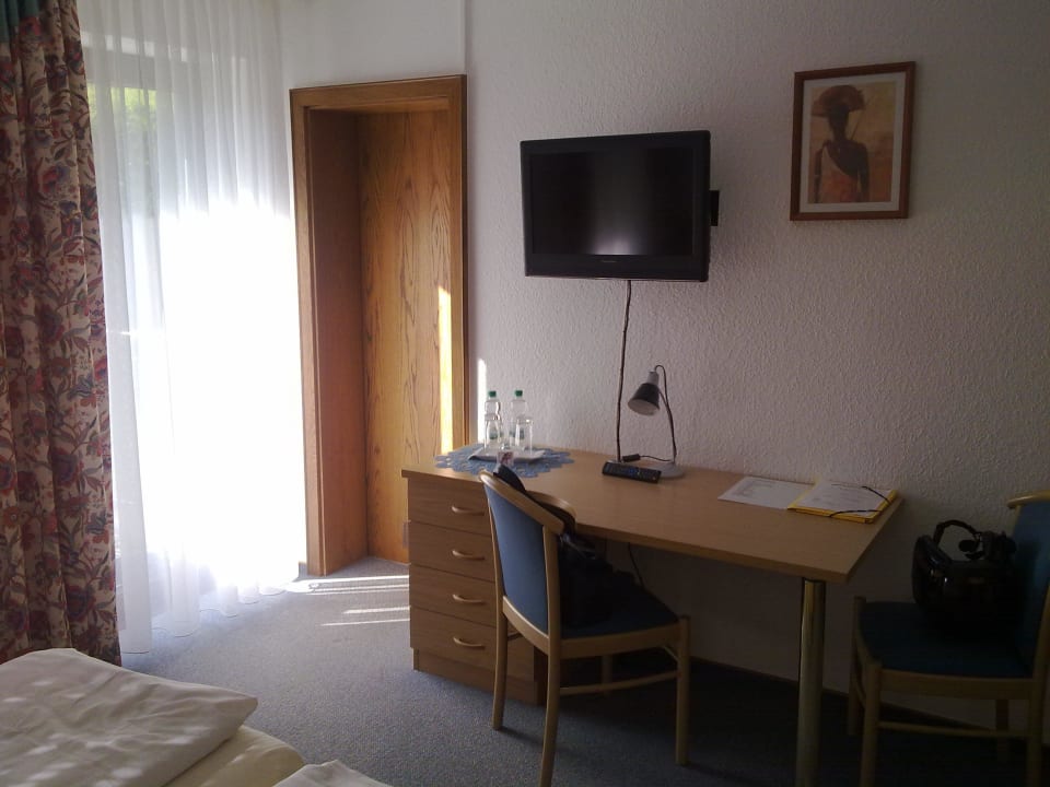 Türen zum Balkon, Sanitärbereich und Fernsehen Gasthof Hösch