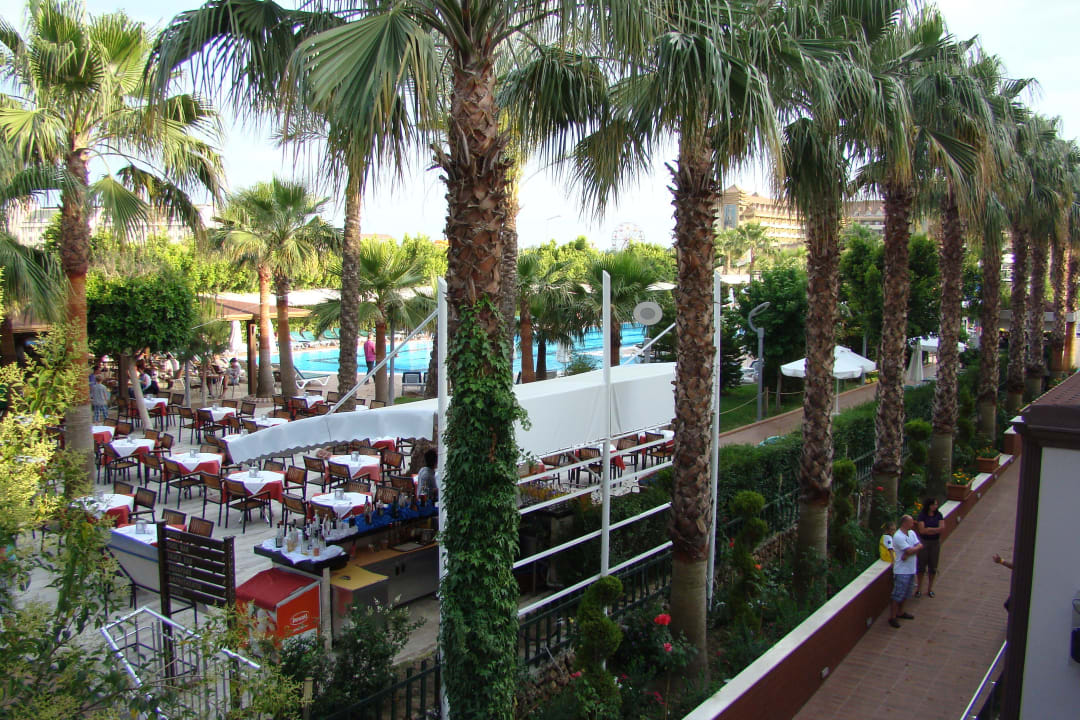 Blick zum Pool Hane Family Resort