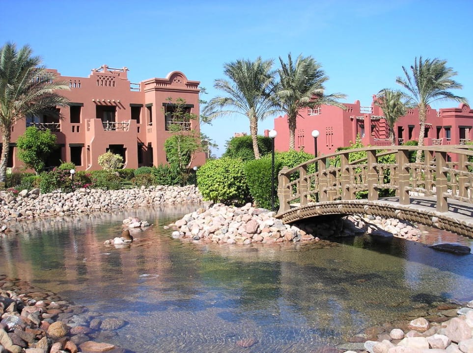 Озеро на территории Charmillion Sea Life Resort