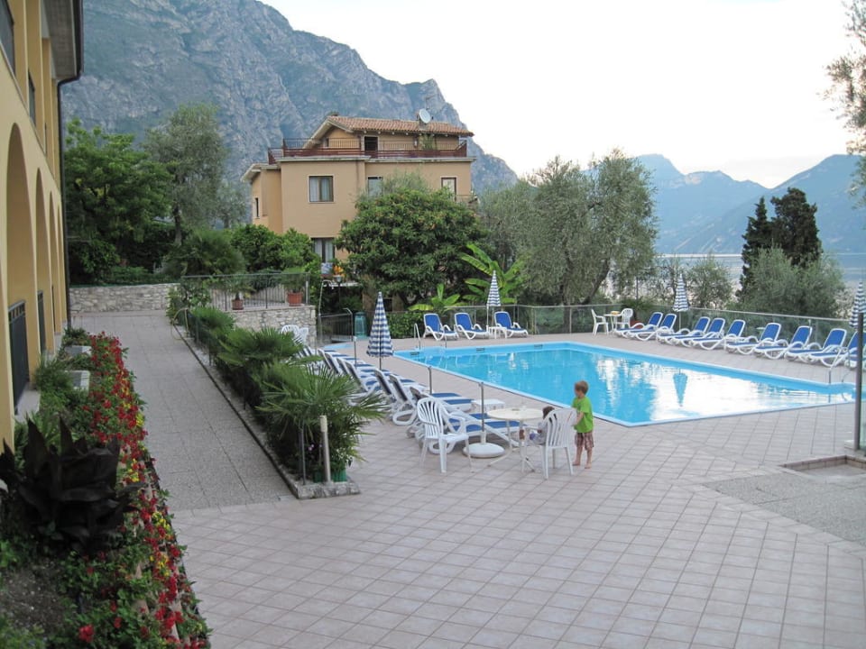 Pool mit Nebengebäude Hotel Mercedes