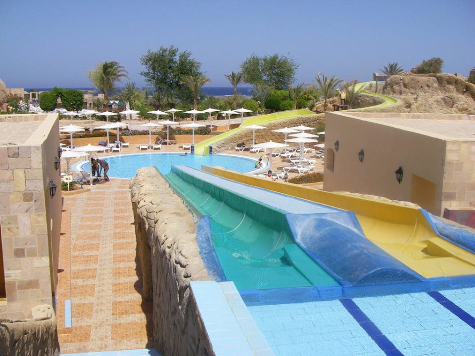 Zwei von drei Wasserrutschen Utopia Beach Club