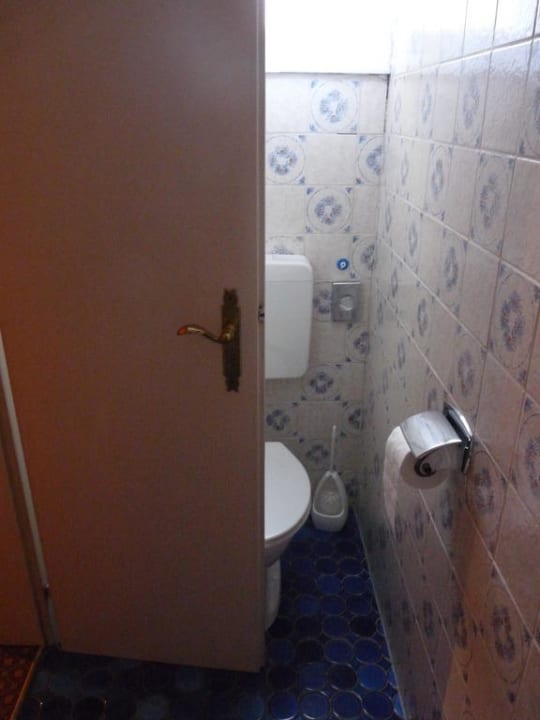 Toilette im Badezimmer hinter Tür Hotel Krone Tübingen
