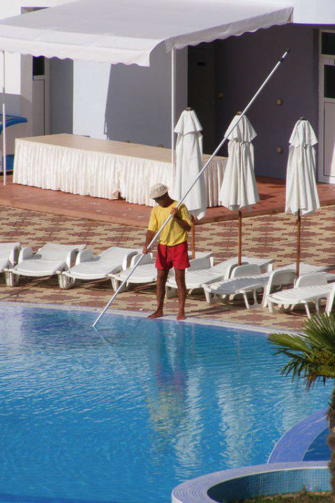 Bademeister beim Poolreinigen Hotel Sineva Beach