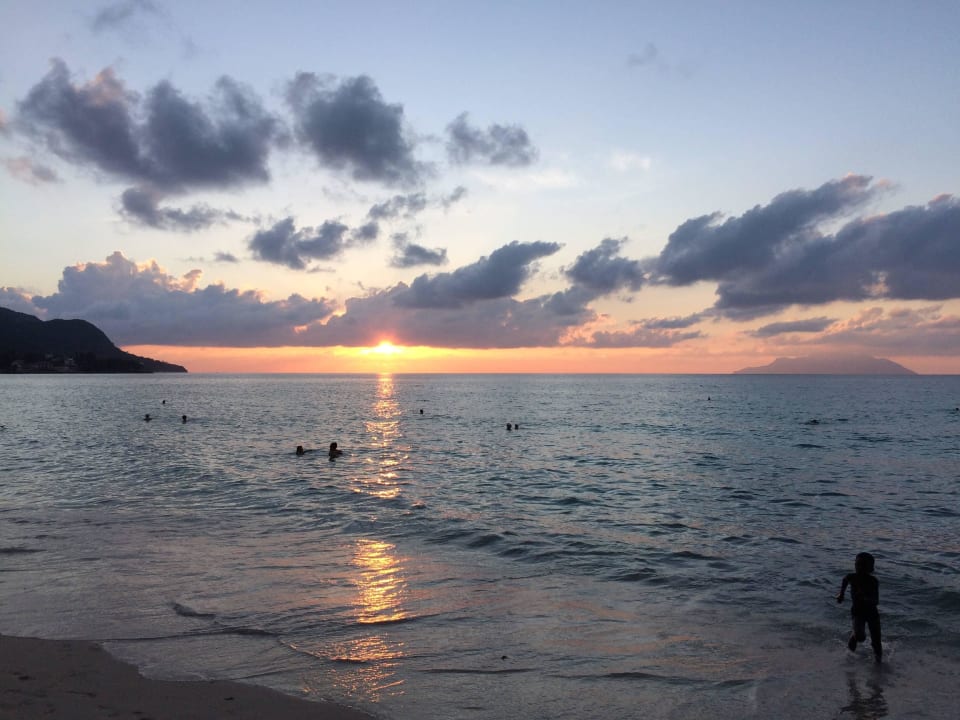 Sonnenuntergang am Strand  Berjaya Beau Vallon Bay Resort & Casino