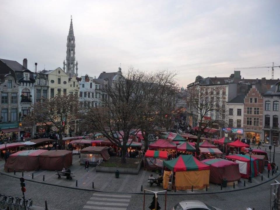 Blick auf den Weihnachtsmarkt vor dem Hotel Hotel NH Brussels Carrefour De L'Europe