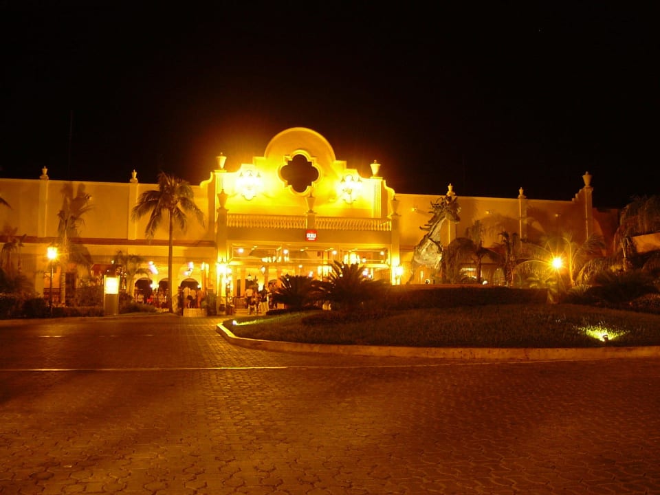 Eingangsbereich am Abend Hotel Riu Tequila