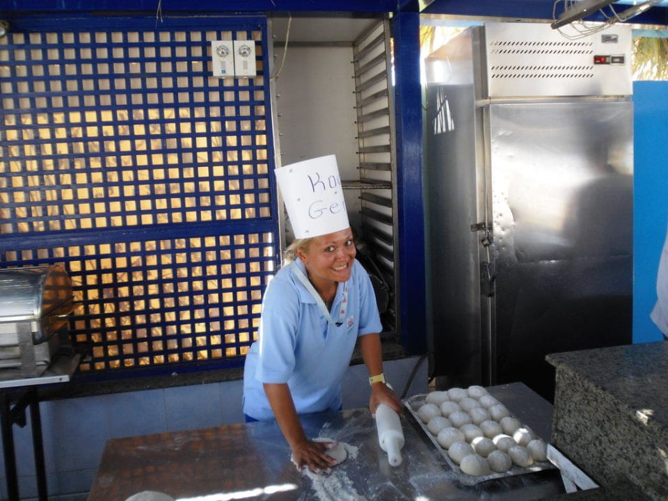 Kinderanimation Gerri beim Pizabacken Golden Beach Resort