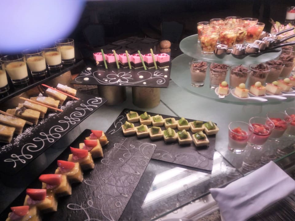 Kleine, süße Gaumenfreuden, kunstvoll dekoriert Hotel Kempinski Soma Bay