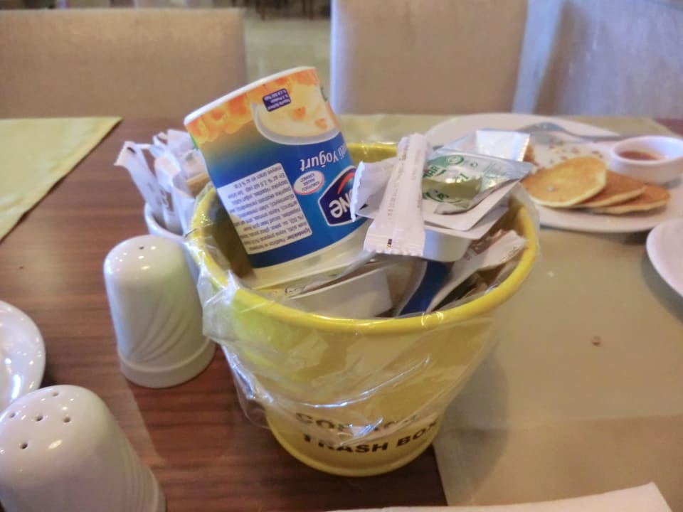 Frühstück - Müll wurde nicht geleert Hotel Baia Lara